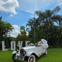 Quinceañera junto a auto antiguo