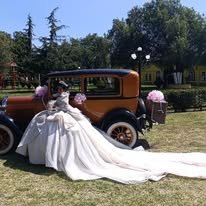 Novios junto a auto antiguo blanco